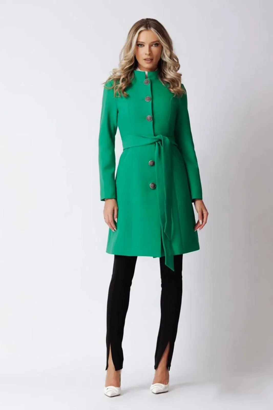 Cappotto trench verde Artista a collo alto con tasche e bottoni decorativi accessoriato con cintura in tessuto